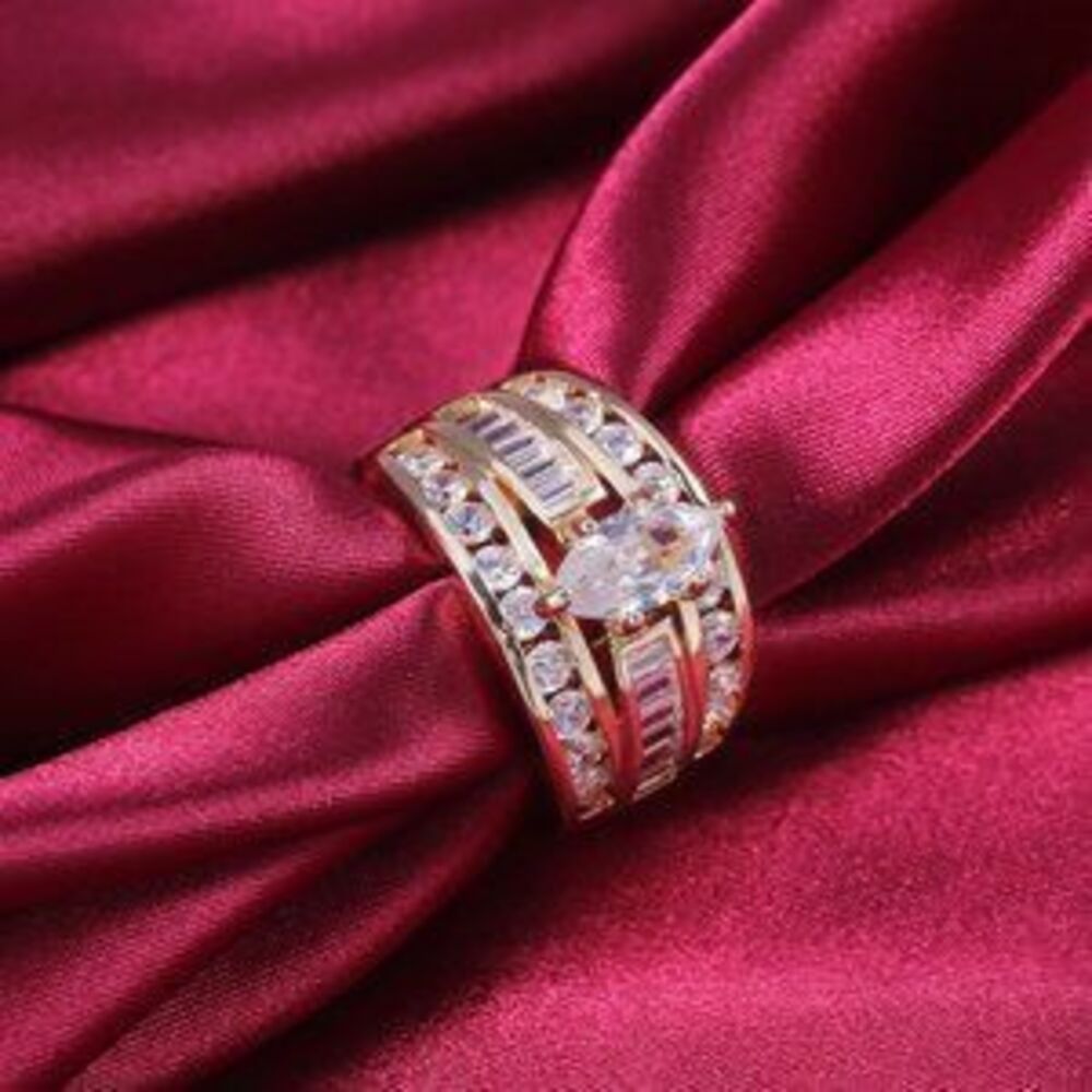 NEW 18K Yellow Gold Rhombus Baguette Diamond Ring